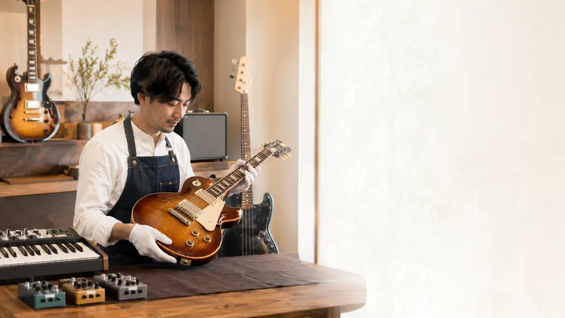 ていねいに査定するだるま楽器のスタッフ
