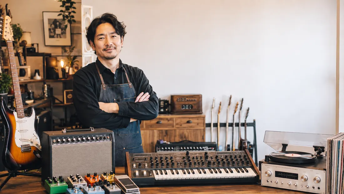 だるま楽器のスタッフと、買取対象の楽器・音楽機材