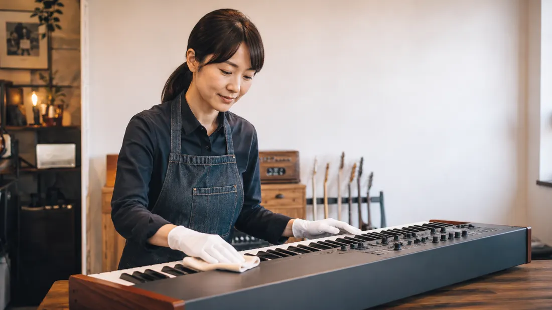 楽器をていねいに扱うだるま楽器のスタッフ